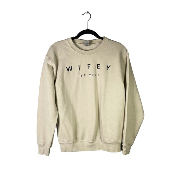 Gildan Wifey Est 2021 Beige Tan Cream Preppy Crewneck Sweatshirt Size Small - Picture 1 of 5